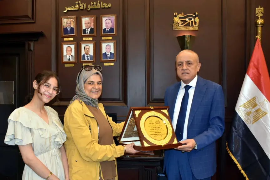 "مؤسسة هلا بنور الخير" تكرم محافظ الأقصر