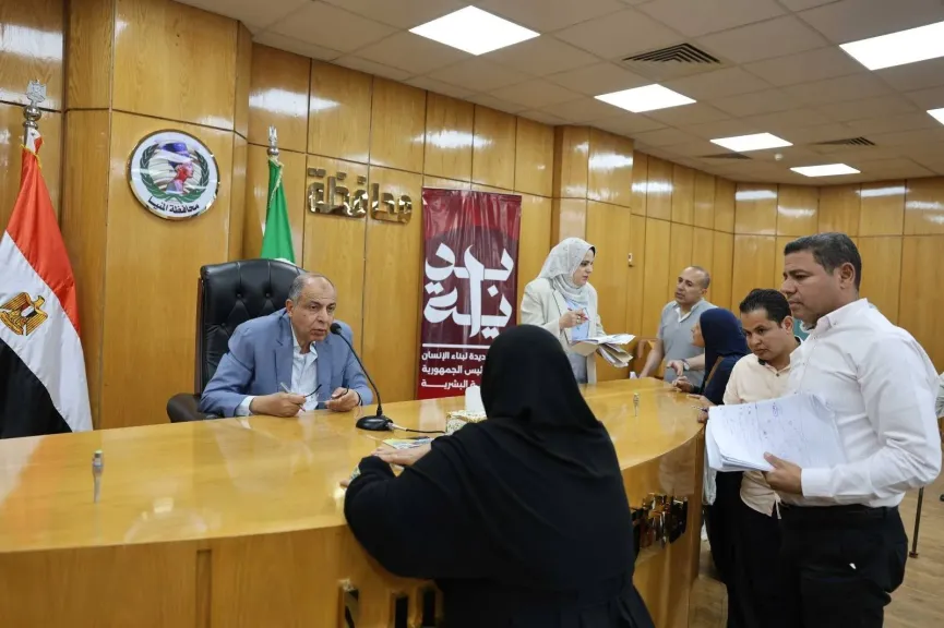 محافظ المنيا يبحث مشاكل المواطنين