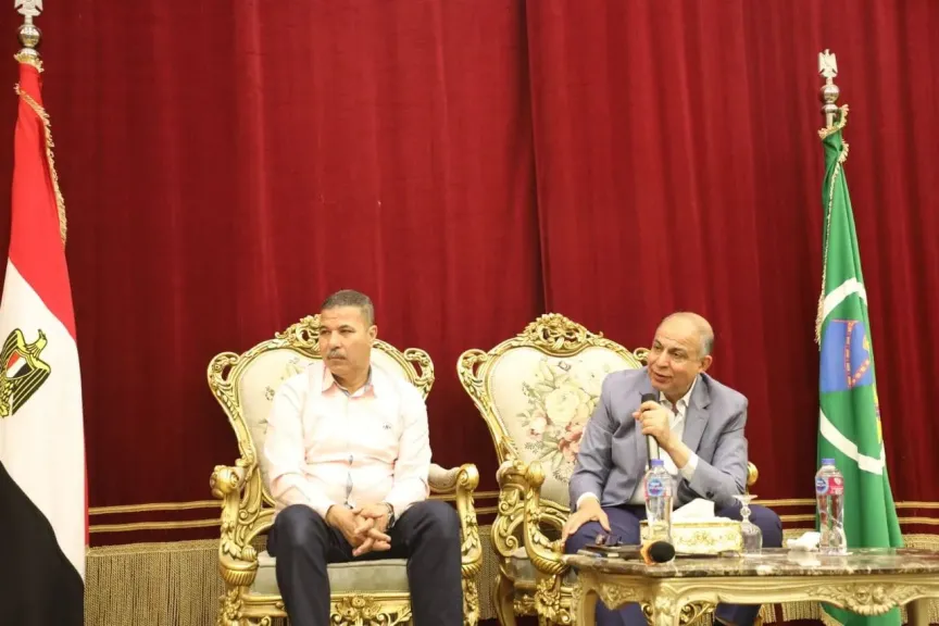 محافظ المنيا خلال الاجتماع