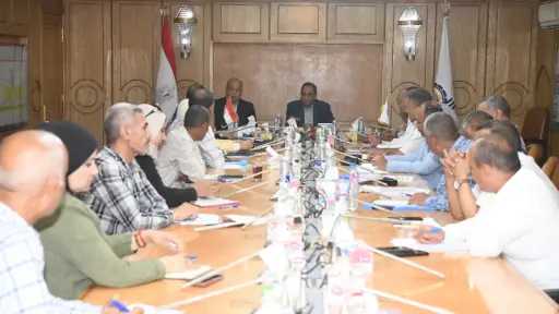 محافظ قنا يتابع الموقف التنفيذي...