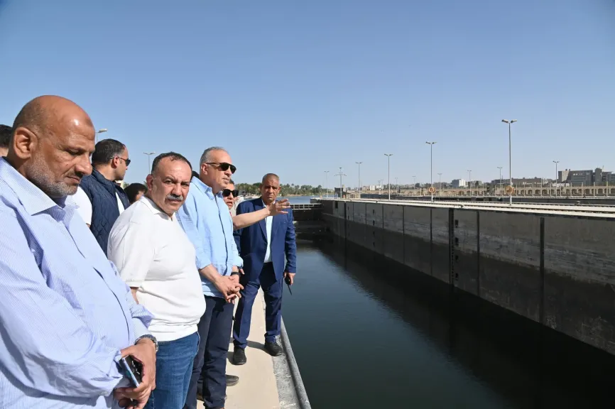 وزير الري ومحافظ أسيوط يتفقدان قناطر أسيوط الجديدة