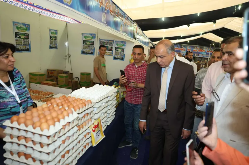 محافظ المنيا يفتتح "سوق اليوم الواحد"