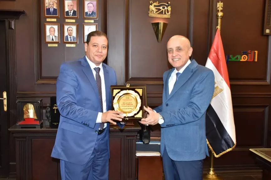 مدير شركة سياحة يكرم محافظ الأقصر