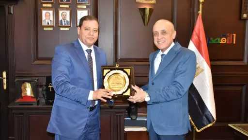 مدير شركة سياحة يكرم محافظ...