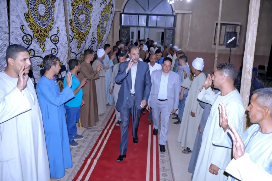 محافظ سوهاج يؤدي واجب العزاء لأسرة رئيس مركز طهطا