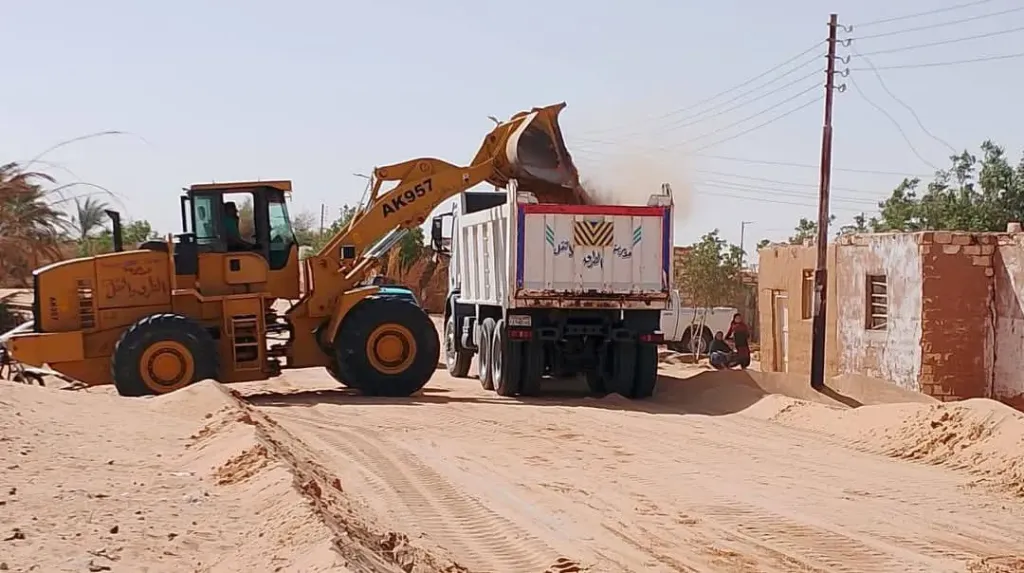 رفع آثار الكثبان الرملية