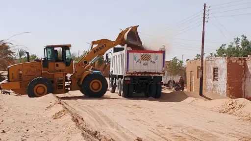 رفع آثار الكثبان الرملية بالمناطق...