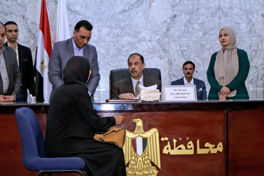 محافظ سوهاج يبحث مشاكل المواطنين