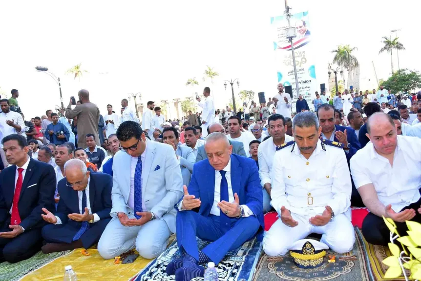 محافظ الأقصر يؤدى صلاة عيد الأضحى بساحة سيدي أبو الحجاج