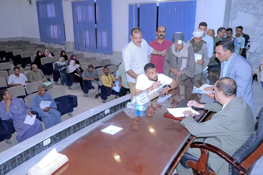 محافظ سوهاج يبحث مشاكل المواطنين