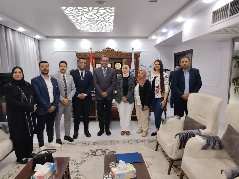 محافظ قنا يستقبل ممثلي المجتمع المدني