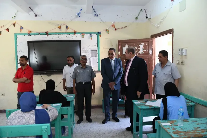 محافظ قنا يتفقد لجان امتحانات الثانوية العامة