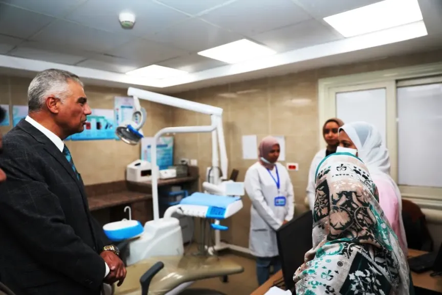 محافظ أسوان يطمئن على منظومة العمل داخل وحدة صحة أسرة العوضلاب بإدفو