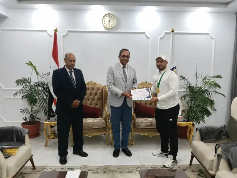 محافظ قنا يكرم بطلا في الووشو كونغ فو