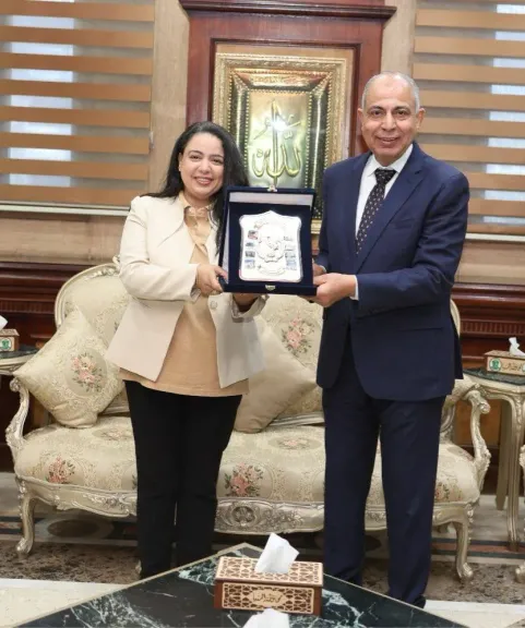 محافظ المنيا يُكرم مديرة مستشفى الرمد
