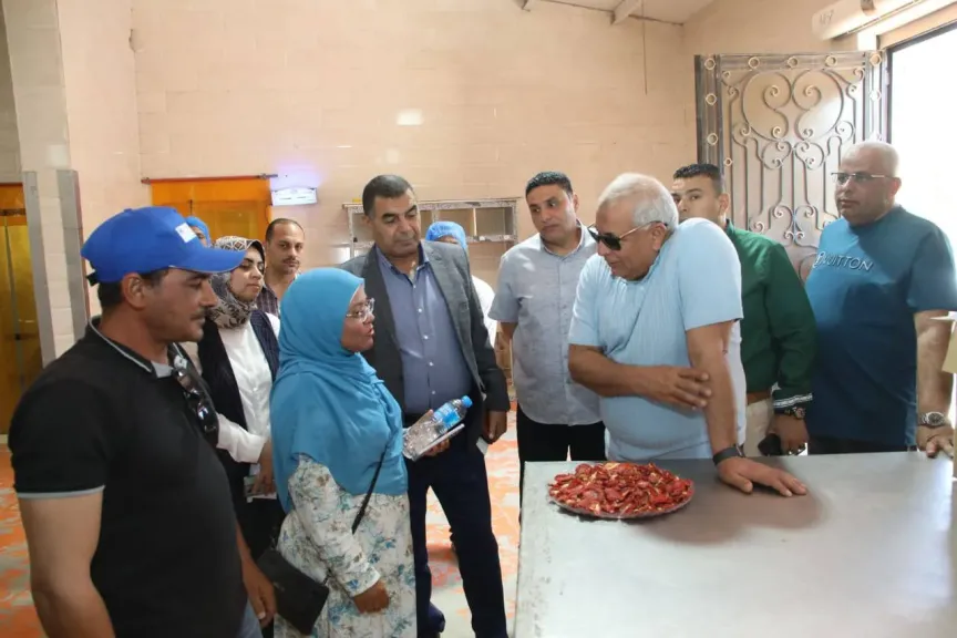 جولة لـ محافظ الوادي الجديد في مجمع التمور