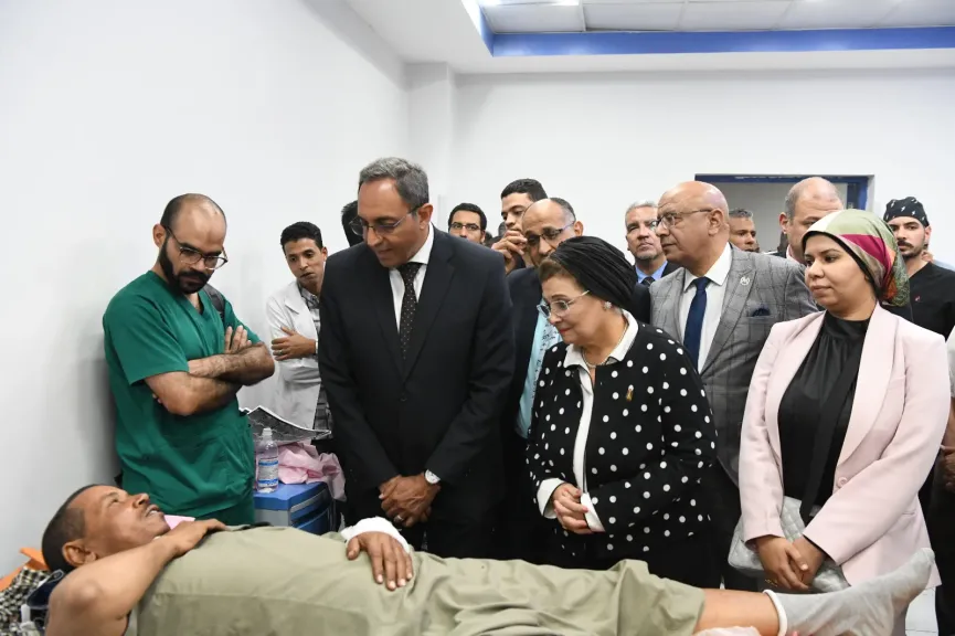 محافظ قنا يزور المصابين