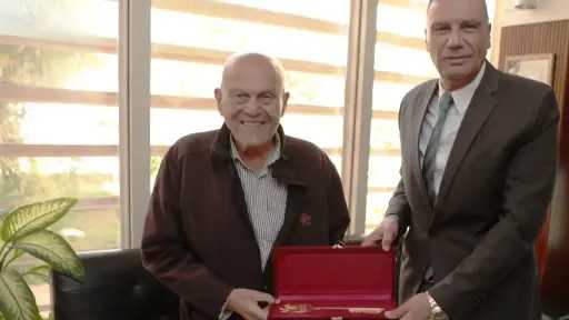 محافظ أسوان يهدى مفتاح المدينة...