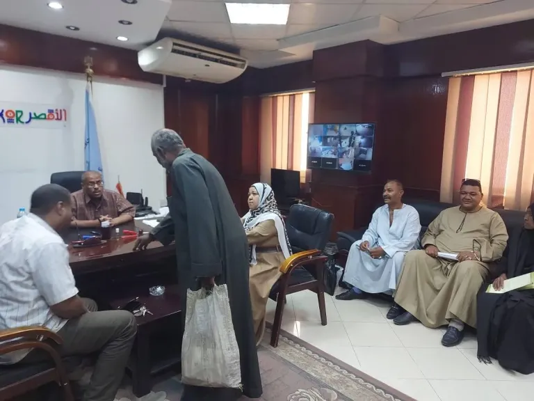 رئيس مدينة إسنا يبحث شكاوي المواطنين