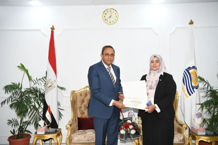 محافظ قنا يكرم أوائل البرامج التدريبية بمركز سقارة للتنمية المحلية