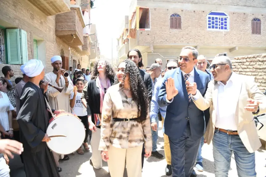 محافظ قنا يفتتح المرحلة الثامنة من مشروع "سترة"