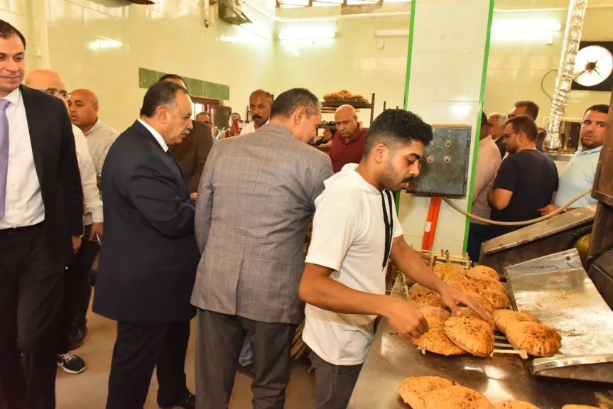 محافظ أسيوط يفتتح مخبز الثورة بالأربعين