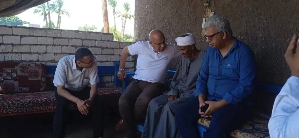 وكيل صحة قنا يعتذر لمريض في منزله