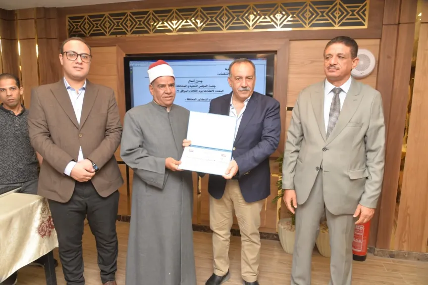محافظ أسيوط يكرم مدير العلاقات العامة بالمنطقة الأزهرية