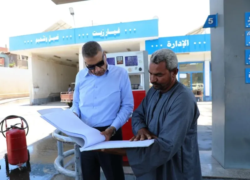 محافظ أسوان يفاجئ محطة وقود بكوم أمبو