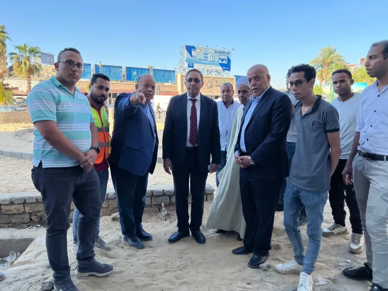 محافظ قنا يتفقد مشروع تطوير ميدان المحطة
