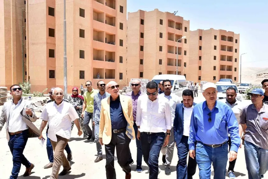 محافظ الأقصر يتفقد مشروع الإسكان الاجتماعي بالطود