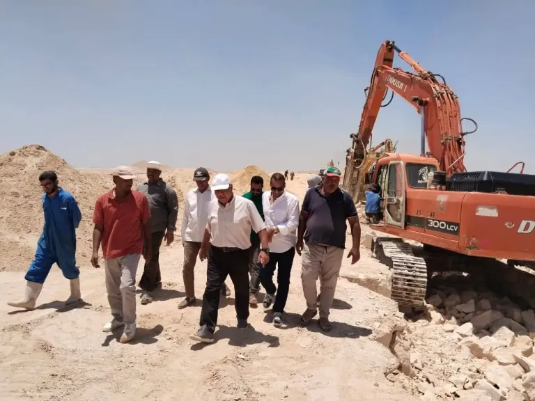 رئيس شركة مياه البحر الأحمر يتابع أعمال ازدواج خط مياه الكريمات