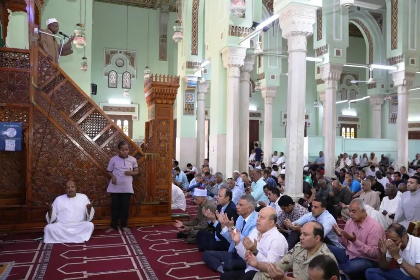 محافظ أسوان يؤدى صلاة الجمعة بمسجد بدر بالطابية