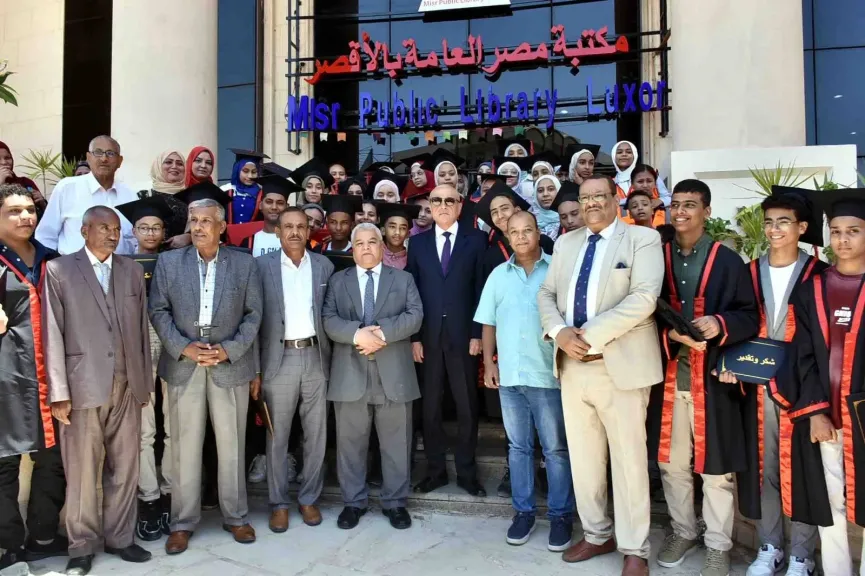 محافظ الأقصر يكرم أوائل الشهادة الإعدادية وقيادات التعليم المتميزين