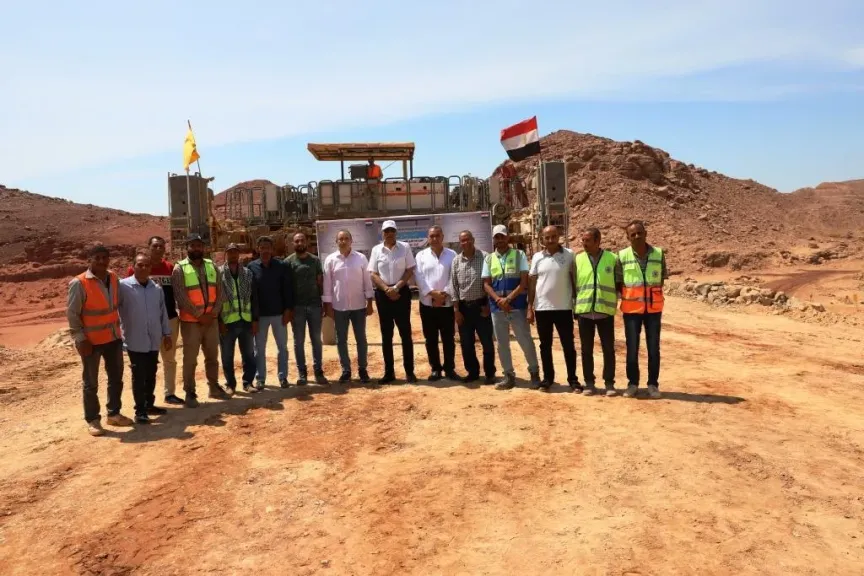 محافظ أسوان يتفقد مشروع إنشاء الطريق الإقليمى الدائرى الشرقى
