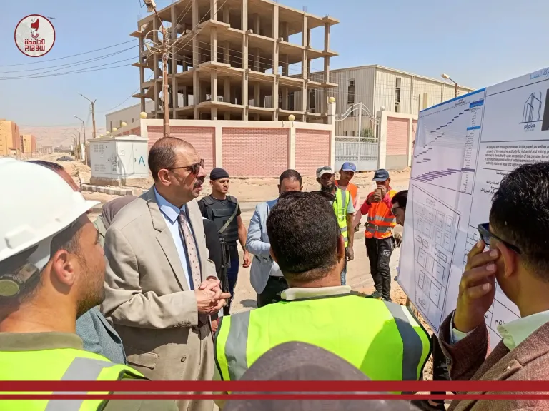محافظ سوهاج يتفقد بدء العمل في إنشاء مجمع الصناعات الغذائية