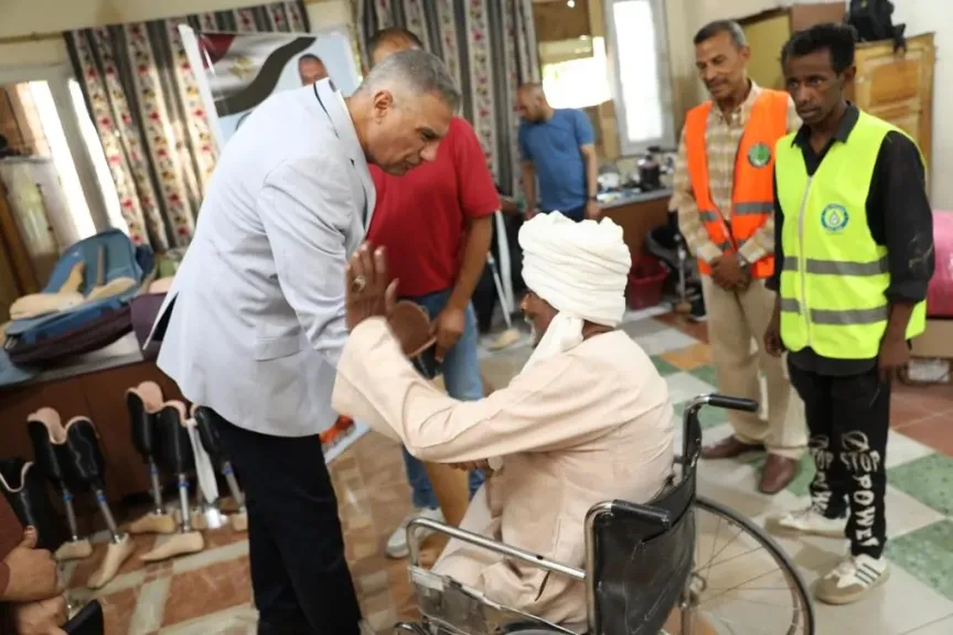 محافظ أسوان يسلم الأطراف الصناعية