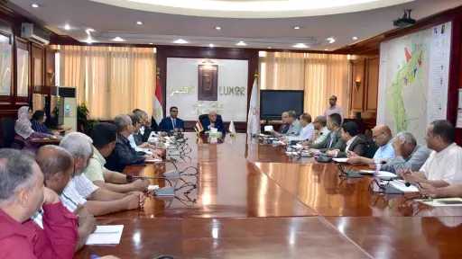محافظ الأقصر يتابع ملفى التقنين...