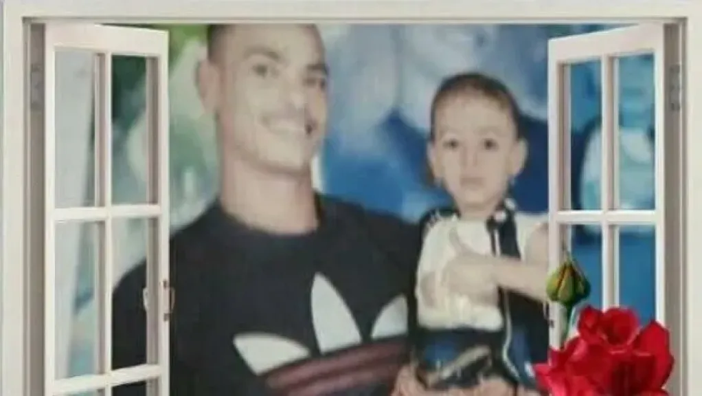 الأب القاتل مع أحد الضحايا