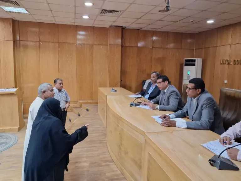 نائب محافظ الأقصر يبحث 39 طلباً للمواطنين خلال لقاء اليوم المفتوح