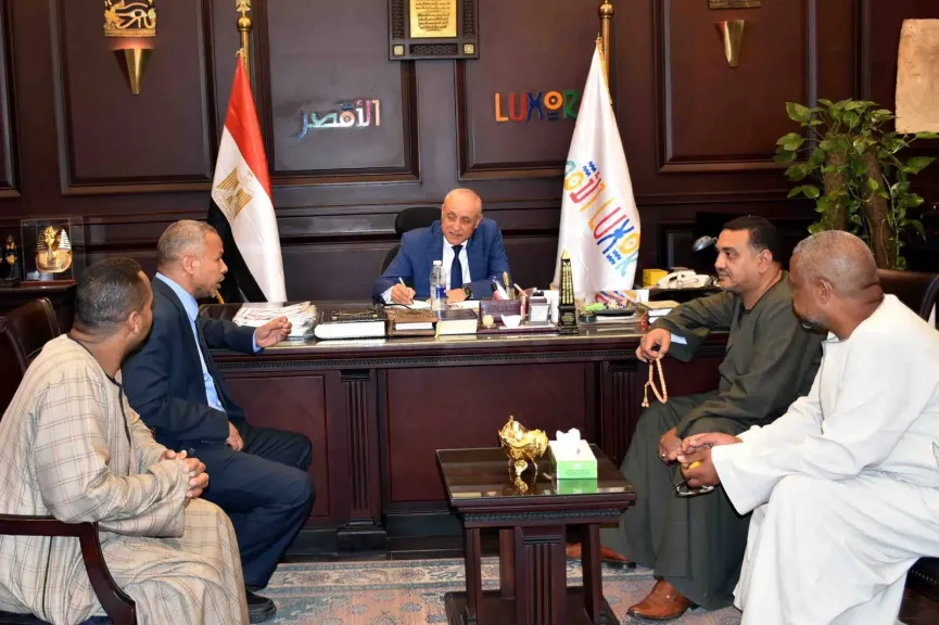 محافظ الأقصر يستقبل وفدا من أهالي الحميدات
