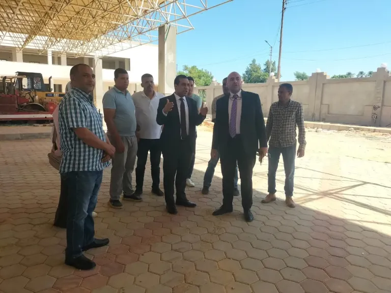 نائب محافظ قنا يتفقد مشروع إنشاء مجمع مواقف نجع حمادي الجديد