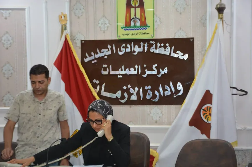 نائب محافظ الوادي الجديد تطمئن على عودة خدمات الخطوط الساخنة لمرافق الطوارئ