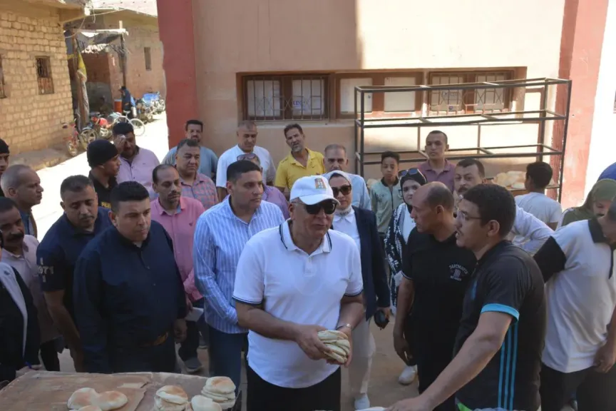محافظ الوادي الجديد يتفقد بعض مخابز مدينة الخارجة