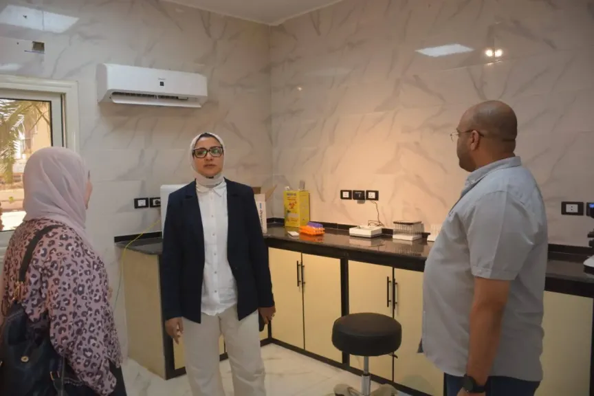 نائب محافظ الوادي الجديد تتفقد وحدة الكشف المبكر للأورام بالخارجة