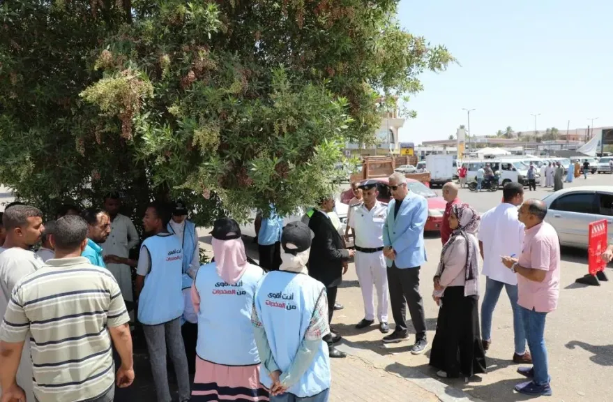 محافظ أسوان يتفقد كمين متحرك للكشف عن المخدرات بموقف الأقاليم