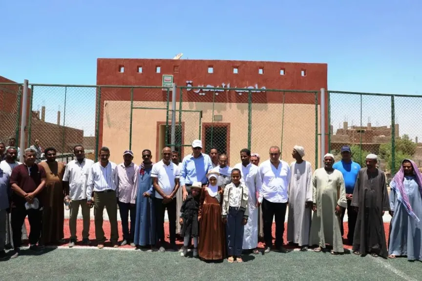 محافظ أسوان يتفقد الملعب القانونى لكرة القدم بمركز شباب البحيرة