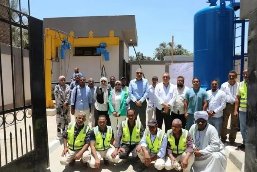 محافظ أسوان يتفقد مشروع محطة المعالجة للصرف الصحى