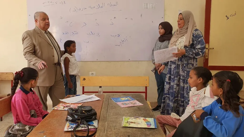 ”وكيل تعليم الأقصر” يتابع تنفيذ الخطة العلاجية بالمدارس الابتدائية
