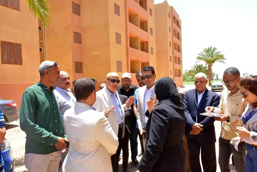 محافظ الأقصر يتفقد عمارات الزينيه